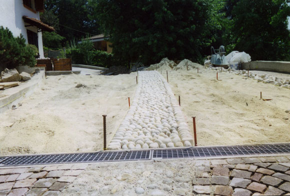 Pavimentazione in porfido e ciottolato in corso di realizzazione Pavimentazione in porfido e ciottolato in corso di realizzazione